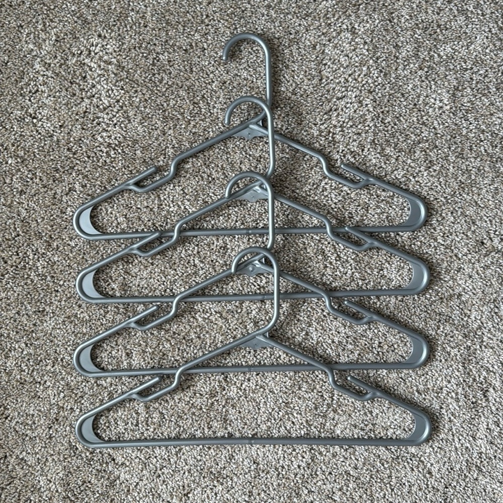 Mainstays Plastic Clothing Hangers (22) - Picture 7 of 10